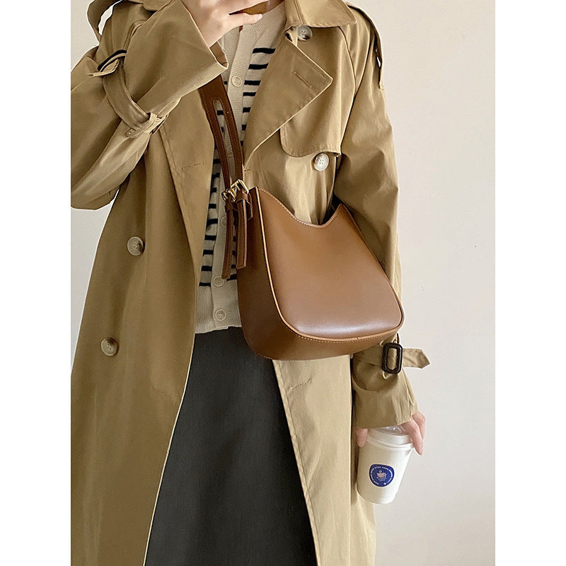 Curved shoulder bag with zipper closure