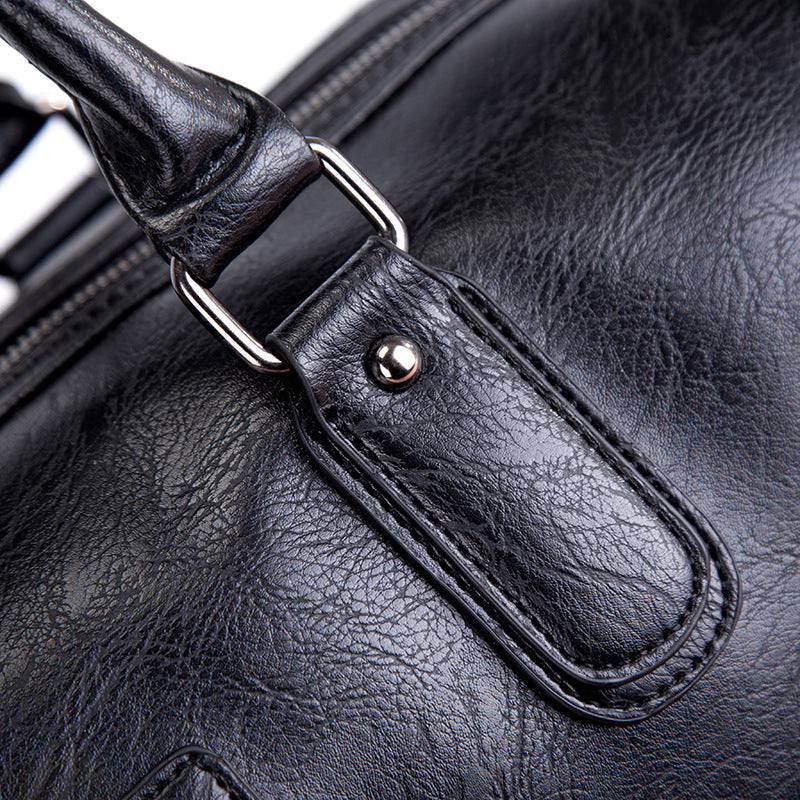 Handbag with detachable shoulder strap