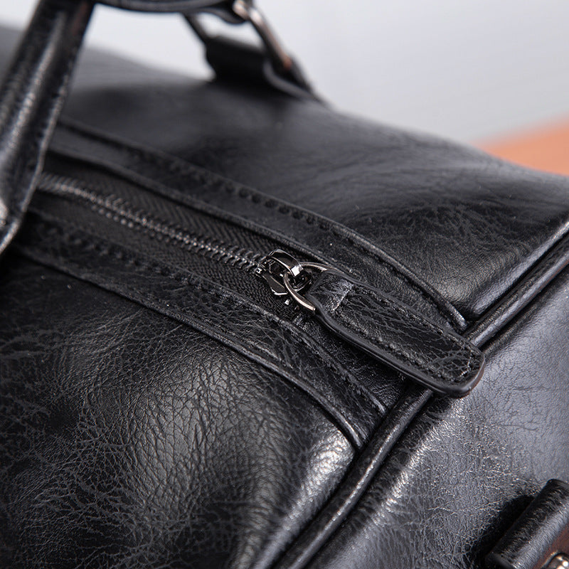 Handbag with detachable shoulder strap