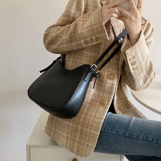 Curved shoulder bag with zipper closure