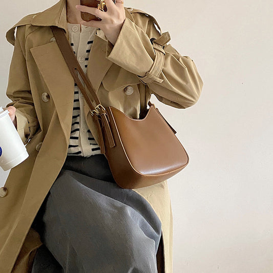 Curved shoulder bag with zipper closure